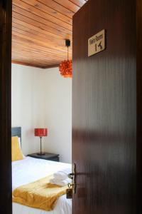 Una habitación con una cama y una puerta con un cartel. en Vieira Rooms Natural Pools, en Ponta Delgada 24 fotos más