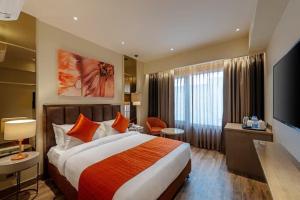 Postel nebo postele na pokoji v ubytování Hotel Saket 27 + 37 fotografií