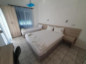 帕拉塔蒙Toula's Apartments的卧室配有一张白色的大床和一张沙发。