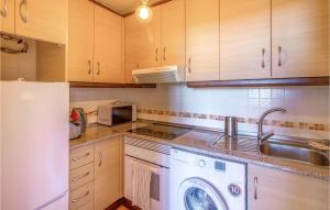 Kuchyň nebo kuchyňský kout v ubytování 2 Bedroom Amazing Apartment In Águilas