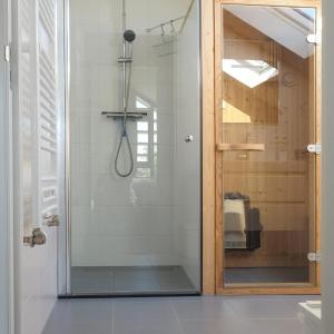 una ducha con puerta de cristal en un baño en Villa Zon & Duin, en Egmond aan den Hoef