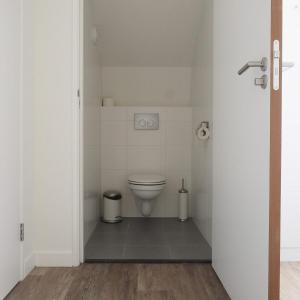 Habitación blanca con baño y aseo. en Villa Zon & Duin, en Egmond aan den Hoef 35 fotos más