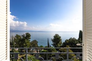 a view of the ocean from a house balcony at Hostel Link in Lovran