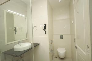 Koupelna v ubytování Hotel DSF Grand Plaza