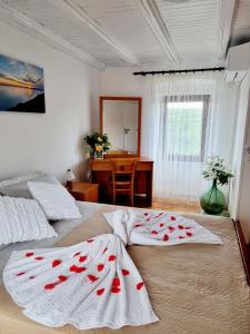 Postel nebo postele na pokoji v ubytování Apartmani Milenko Lubenice