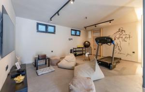 Televízia a/alebo spoločenská miestnosť v ubytovaní Beautiful Home In Biograd Na Moru + 37 fotografií