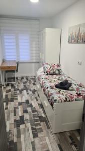 Un dormitorio con una cama, una mesa y un escritorio. en Apartamento Soria Calaverón, en Soria