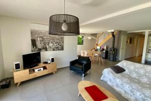 Телевизор и/или развлекательный центр в Magnifique maison contemporaine