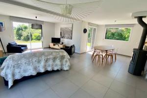 Кровать или кровати в номере Magnifique maison contemporaine