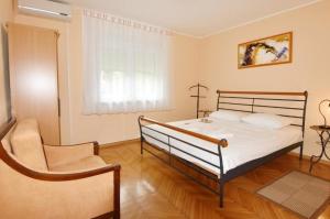 Ένα ή περισσότερα κρεβάτια σε δωμάτιο στο Tolles Ferienhaus in Umag mit Gepflegtem Garten