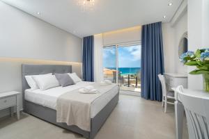 クリッシ・アモウディアにあるFINIKAS LUXURY SUITES Thassos Golden Beachのベッドがあり海が見える寝室 +97枚の写真