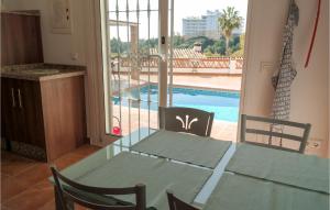 Basen w obiekcie Pet Friendly Apartment lub w pobliżu