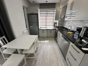 Η κουζίνα ή μικρή κουζίνα στο Mehtap's Home