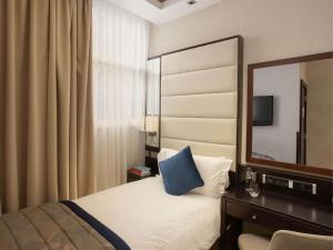 a hotel room with a bed and a mirror at Montcalm Brewery, London City in London