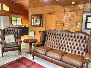 Posezení v ubytování Shrew Lodge-woodland Lodges-Hot Tub-Pembrokeshire-Tenby