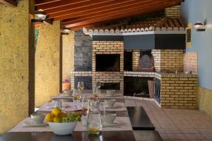 una grande cucina con un tavolo con piatti di cibo di Vila Esperança by An Island Apart a Calheta Altre 39 foto