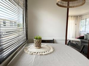 查普伊LUCY duży domek kempingowy - Camp Spot的餐桌上摆放着盆栽