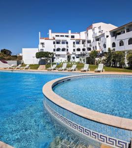 una piscina di fronte a un edificio di Apartamento da Praia a Sagres
