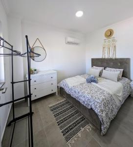 una camera con un letto e un comò di Apartamento da Praia a Sagres