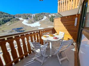 une table et des chaises sur un balcon avec vue dans l'établissement Studio rénové pied des pistes à Pra-Loup 1600 - FR-1-165A-29, à Uvernet