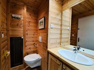 une salle de bains avec toilettes et lavabo dans l'établissement Studio rénové pied des pistes à Pra-Loup 1600 - FR-1-165A-29, à Uvernet