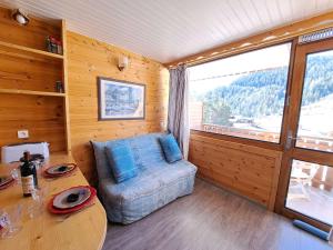 un salon avec un canapé et une table dans l'établissement Studio rénové pied des pistes à Pra-Loup 1600 - FR-1-165A-29, à Uvernet 7 autres photos