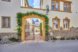 an entrance to a building with an open gate at BnB-SiZ in Zeltingen-Rachtig