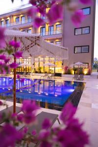Bazén v ubytování Tris3 Hotel nebo v jeho okolí