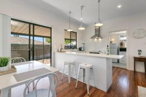 Η κουζίνα ή μικρή κουζίνα στο Entire Home in Sturt, Free Parking