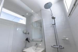 Koupelna v ubytování Spacious Family Friendly 3-Bed with private Courtyard Walk to Cognac Centre