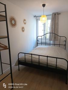 ein Schlafzimmer mit Etagenbett und Fenster in der Unterkunft Les 4 vents in Belfort