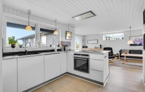 Η κουζίνα ή μικρή κουζίνα στο Holiday Home Mettes Bjerg Hvide Sande Xii