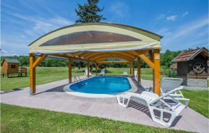 einen Pavillon mit Pool im Hof in der Unterkunft 3 Bedroom Gorgeous Home In Cacinci in Čačinci