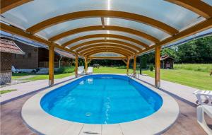 Der Swimmingpool an oder in der Nähe von 3 Bedroom Gorgeous Home In Cacinci