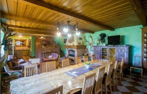 ein großes Esszimmer mit einem großen Tisch und Stühlen in der Unterkunft 3 Bedroom Gorgeous Home In Cacinci in Čačinci