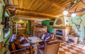 Ein Sitzbereich in der Unterkunft 3 Bedroom Gorgeous Home In Cacinci