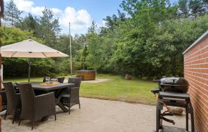 Сад в Awesome Home In Ulfborg With Wifi