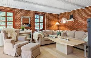 Зона вітальні в Awesome Home In Ulfborg With Wifi