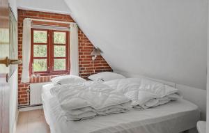 Ліжко або ліжка в номері Awesome Home In Ulfborg With Wifi