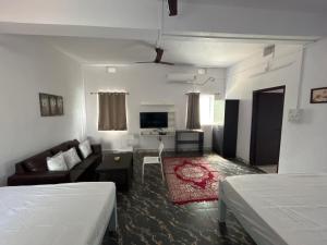 阿加尔塔拉Raj Andar Guest House的带沙发和电视的客厅