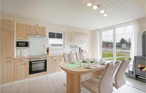 Una cocina o cocineta en Beautiful Home In Zerpenschleuse