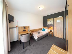 Ein Bett oder Betten in einem Zimmer der Unterkunft Hotel Hanauerlehen - ruhige & zentrale Top-Lage - mit Schwimmbad, Sauna, Parkplätze & Café - bayerischer Familienbetrieb