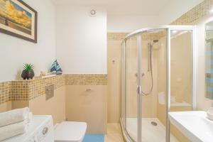 ein Badezimmer mit Dusche, Toilette und Waschbecken in der Unterkunft Lulu Apartments - NoMoreRain - Apartament 2-pokojowy Grzybowo - klimatyzacja, Netflix in Grzybowo + 16 Fotos
