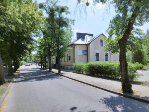 切霍齐内克Willa Zachęta Guesthouse&Coffee的房子前面的空荡荡的街道