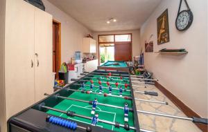LisičićiにあるAwesome Home In Lisicic With WifiのSNビリヤード台が並んだ部屋