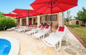 LisičićiにあるAwesome Home In Lisicic With Wifiのプールサイドの椅子とパラソルのグループ +33枚の写真