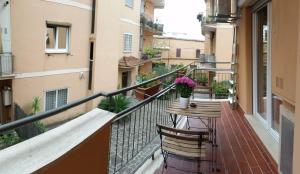 een balkon met een tafel en stoelen bij Holiday Home Roma in Rome