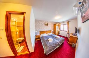Postel nebo postele na pokoji v ubytování Borhotel Sziluett Farkasmály