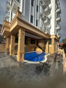 Bazén v ubytování Sky hotel nebo v jeho okolí