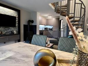 a living room with a dining room table and a kitchen at Luxuriöses, renoviertes Haus mit Garten, Gratis WLAN, Hund willkommen in Zandt